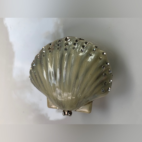 Vintage Footed Pearl Enameled Metal Magnetic Clasp Clamshell Ring Coin Box - Picture 4 of 16